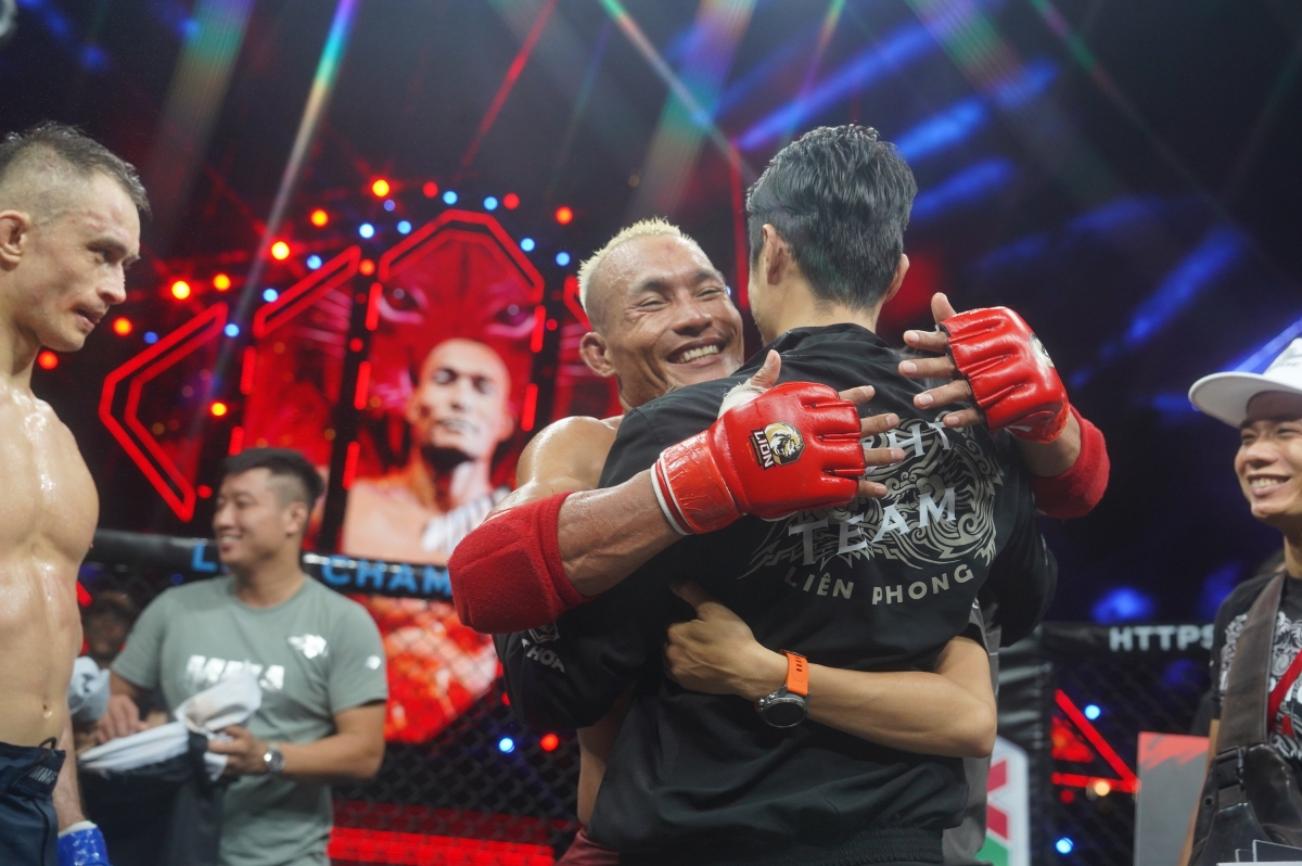Ấn tượng cảnh học trò quỳ gối, dâng đai vô địch LION Championship 2022 cho Johnny Trí Nguyễn