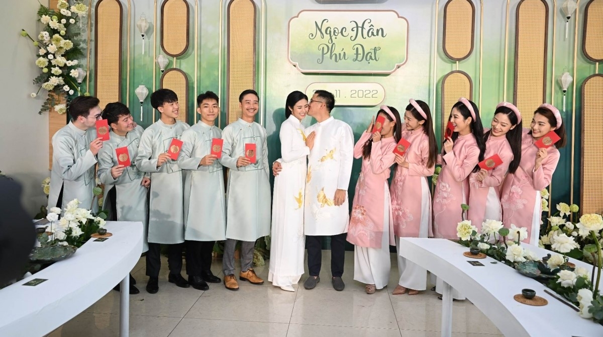 Hoa hậu Ngọc Hân tình tứ bên chồng trong lễ ăn hỏi đậm chất truyền thống