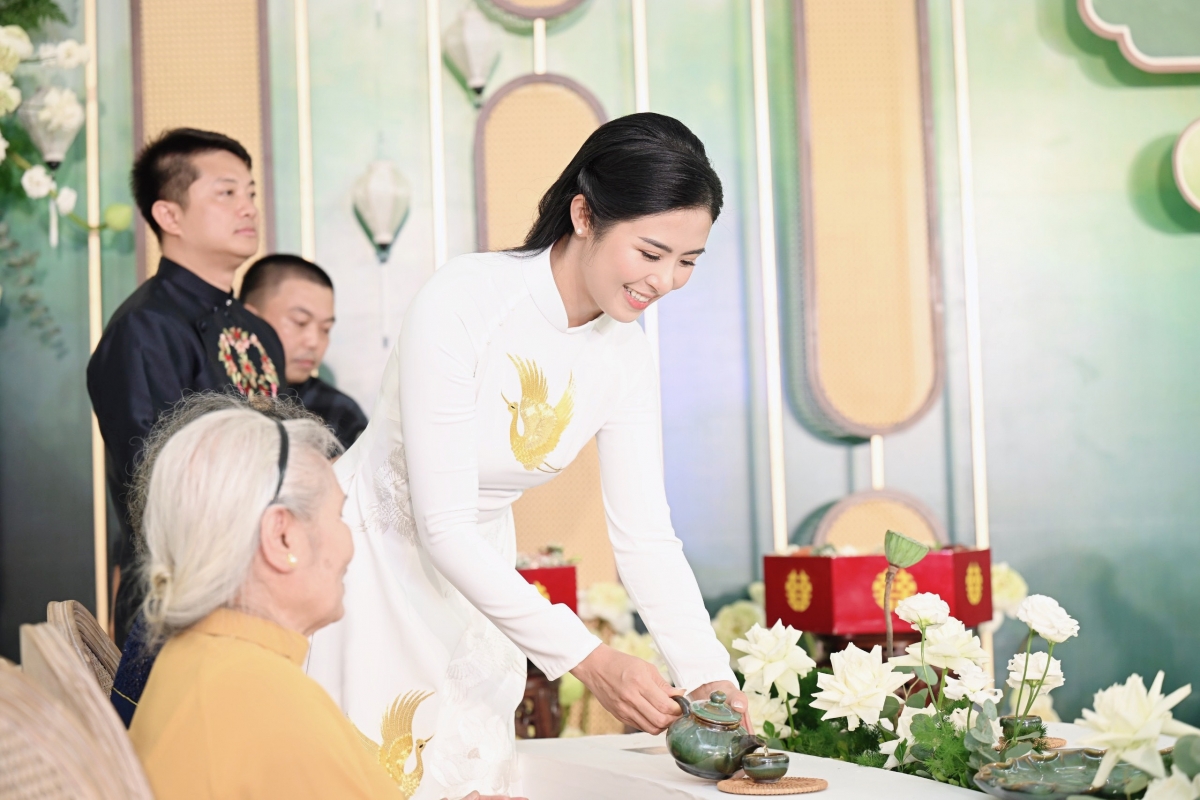 Hoa hậu Ngọc Hân tình tứ bên chồng trong lễ ăn hỏi đậm chất truyền thống