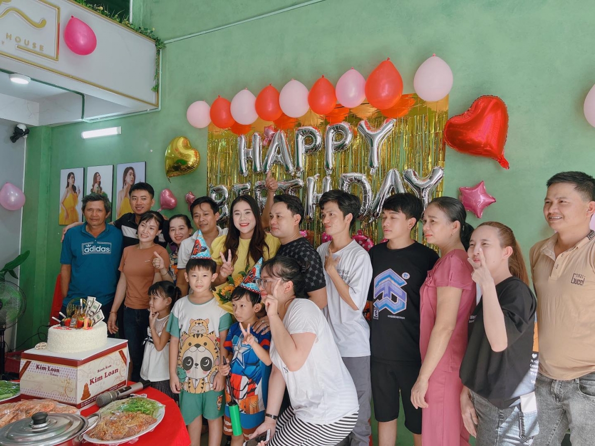 Hồ Bích Trâm được chồng tổ chức sinh nhật sớm trước thềm sinh con đầu lòng