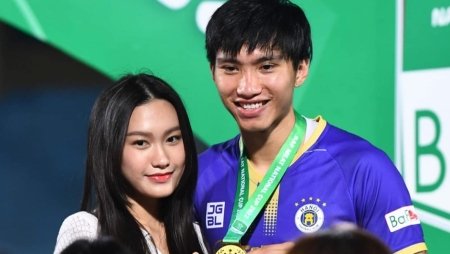 Bạn gái Văn Hậu nổi bật trong lễ ăn mừng chức vô địch của Hà Nội FC