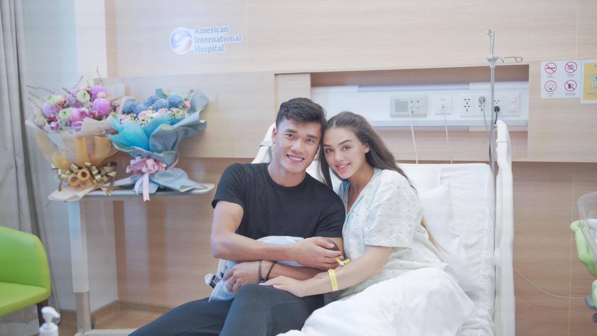 Khoảnh khắc xúc động đón con đầu lòng của 'thủ môn quốc dân' Bùi Tiến Dũng