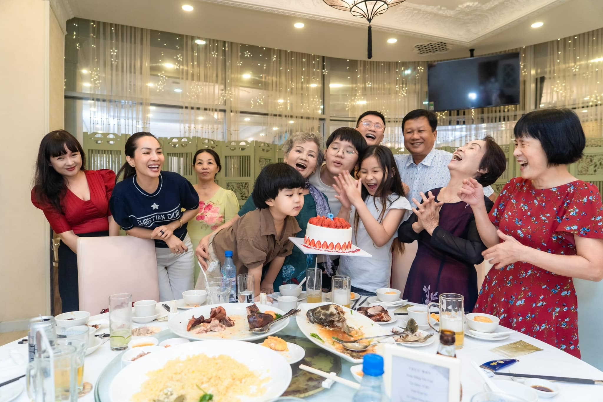 Hoàng Bách đón sinh nhật của mẹ bên cạnh những người thân yêu