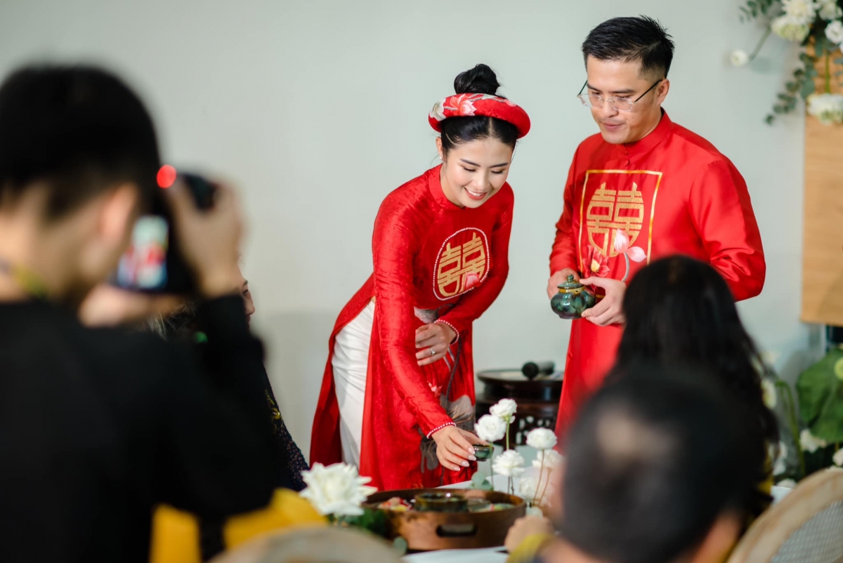 Hoa hậu Ngọc Hân đẹp tinh khôi trong tà áo dài tự thiết kế trong lễ ăn hỏi