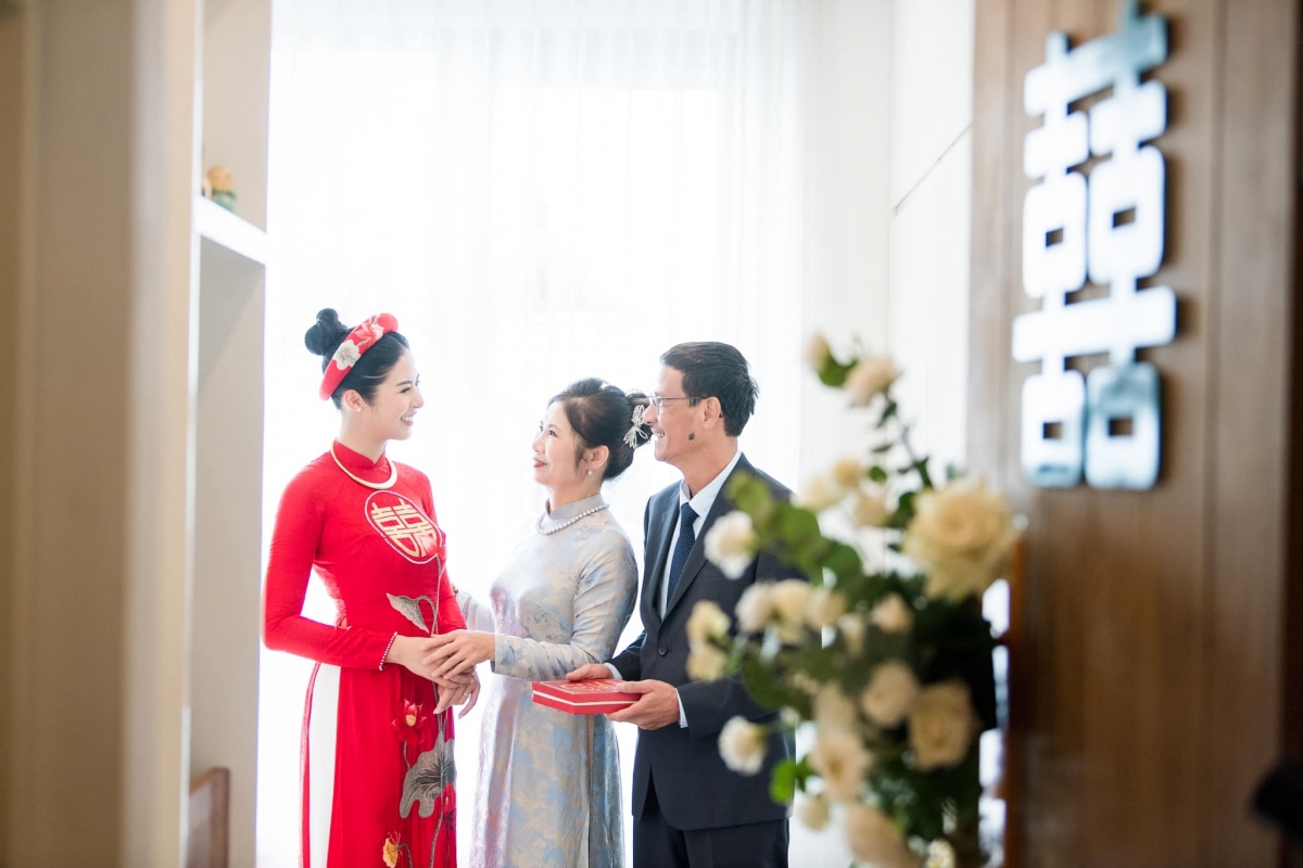 Hoa hậu Ngọc Hân đẹp tinh khôi trong tà áo dài tự thiết kế trong lễ ăn hỏi