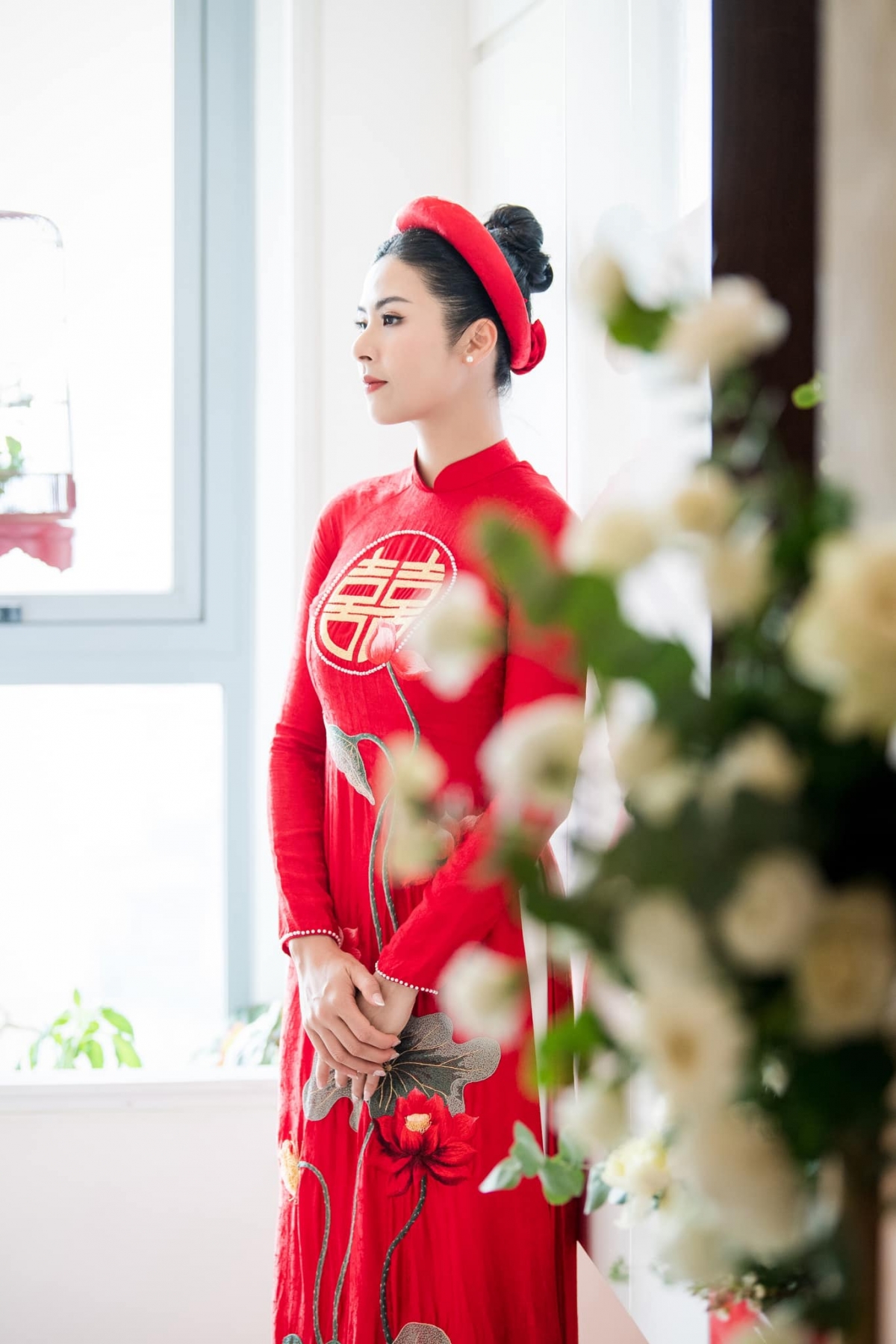 Hoa hậu Ngọc Hân đẹp tinh khôi trong tà áo dài tự thiết kế trong lễ ăn hỏi