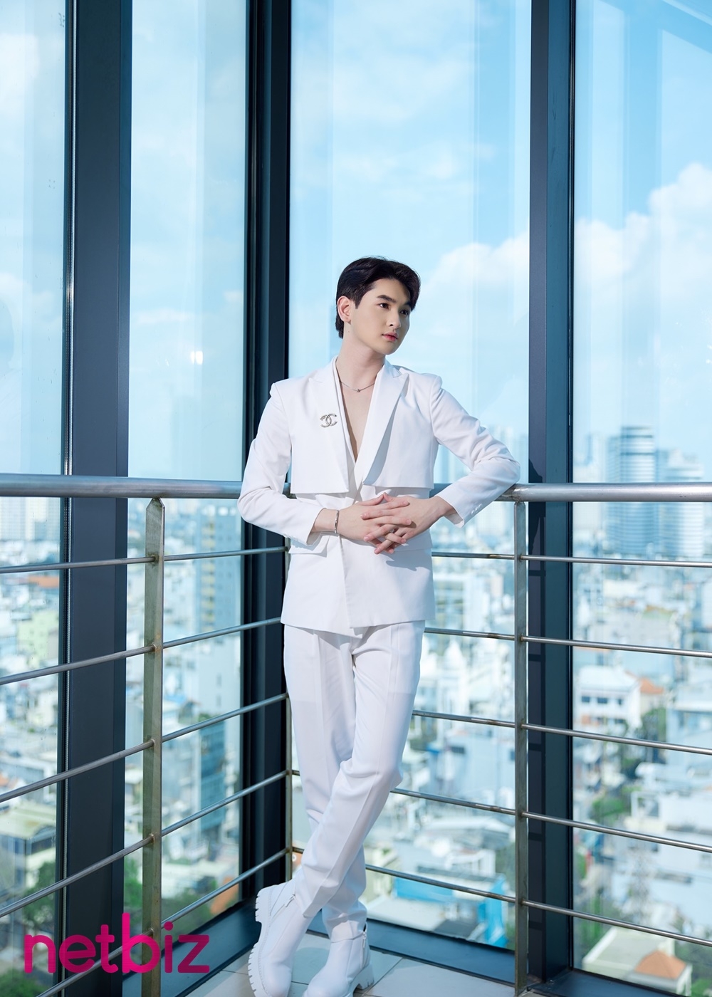 Võ Minh Khải: 'Tự hào nhiều hơn áp lực khi được là con của ba Minh Nhí' Võ Minh Khải: 'Tự hào nhiều hơn áp lực khi được là con của ba Minh Nhí'