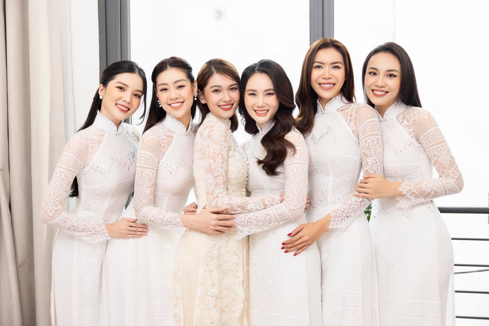 Minh Tú, Khánh Vân, Chế Nguyễn Quỳnh Châu... làm phù dâu cho Á hậu Thùy Dung
