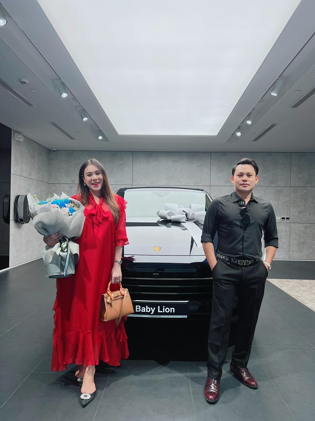 Cận ngày sinh nở, Hồ Bích Trâm được chồng tặng xế hộp tiền tỷ làm quà sinh nhật