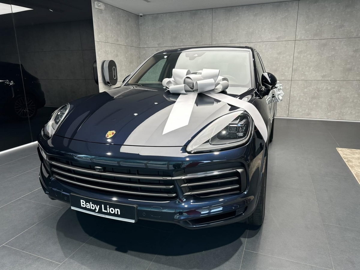 Cận ngày sinh nở, Hồ Bích Trâm được chồng tặng xế hộp tiền tỷ làm quà sinh nhật