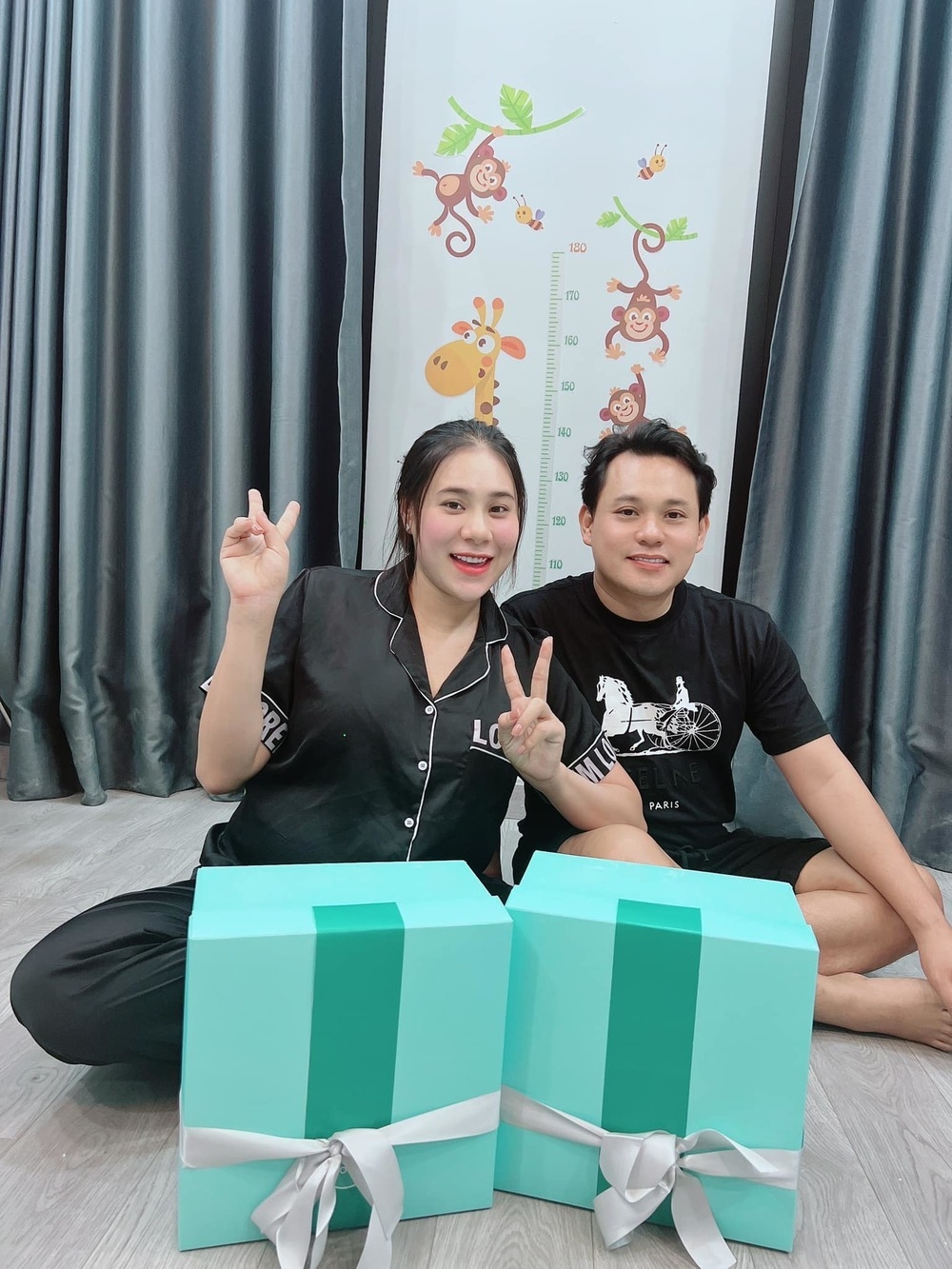 Cận ngày sinh nở, Hồ Bích Trâm được chồng tặng xế hộp tiền tỷ làm quà sinh nhật