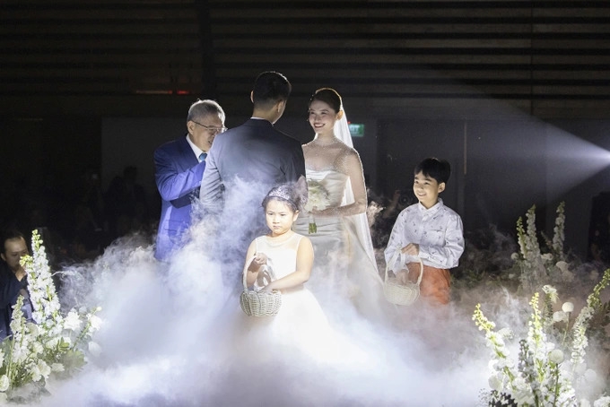 Á hậu Thùy Dung được bố hát tặng, xúc động bật khóc vì hạnh phúc trong lễ cưới