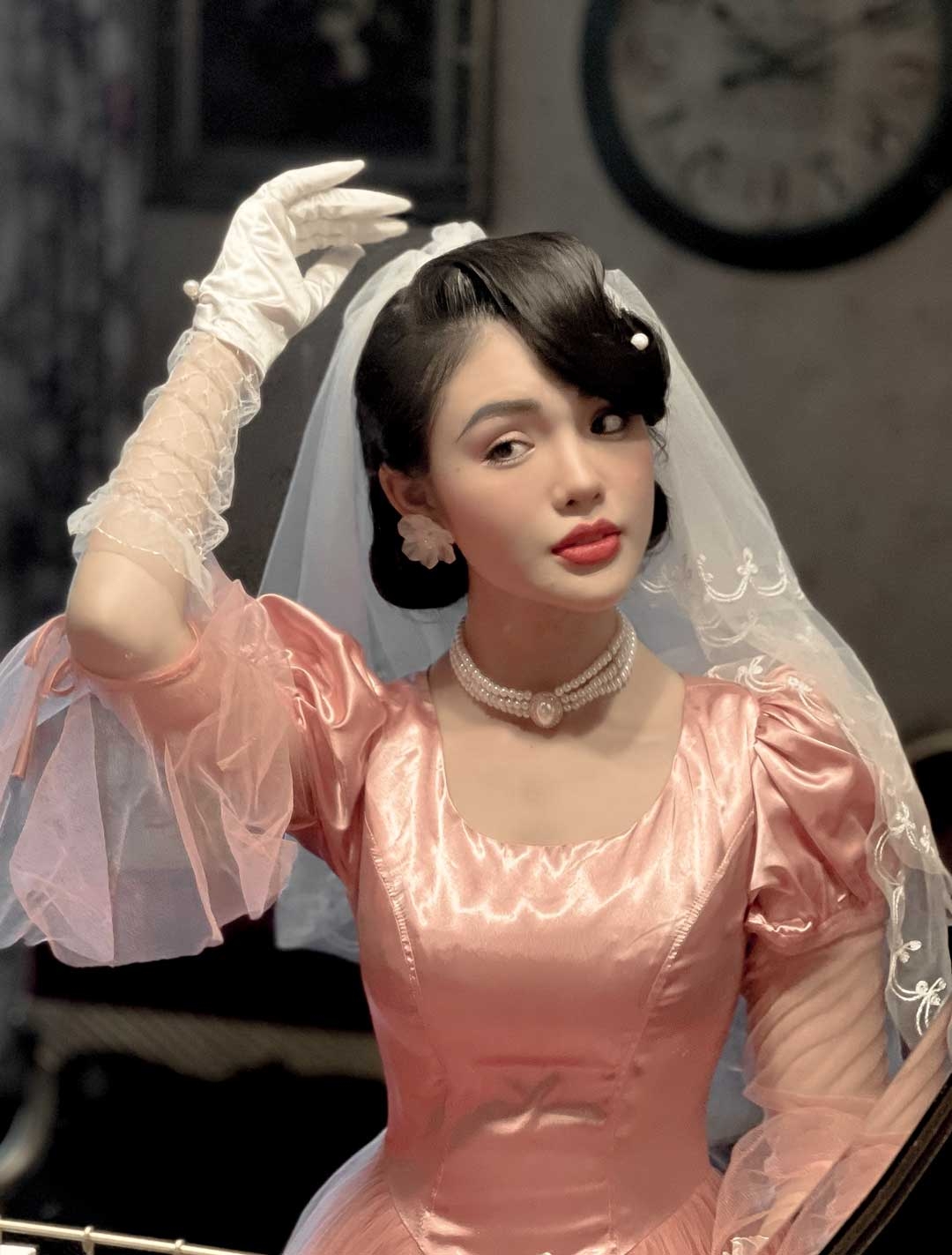 Nhật Hạ gây thương nhớ khi mặc váy cưới vintage đẹp cuốn hút