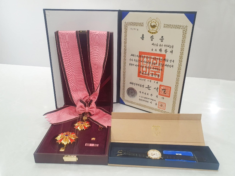 Tổng thống Hàn Quốc trao huân chương cho HLV Park Hang Seo Tổng thống Hàn Quốc trao huân chương cho HLV Park Hang Seo