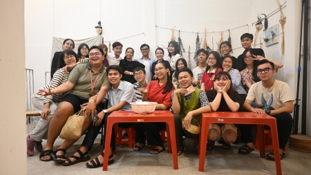 Sinh viên báo chí dàn dựng kịch theo dòng thời gian đảo ngược