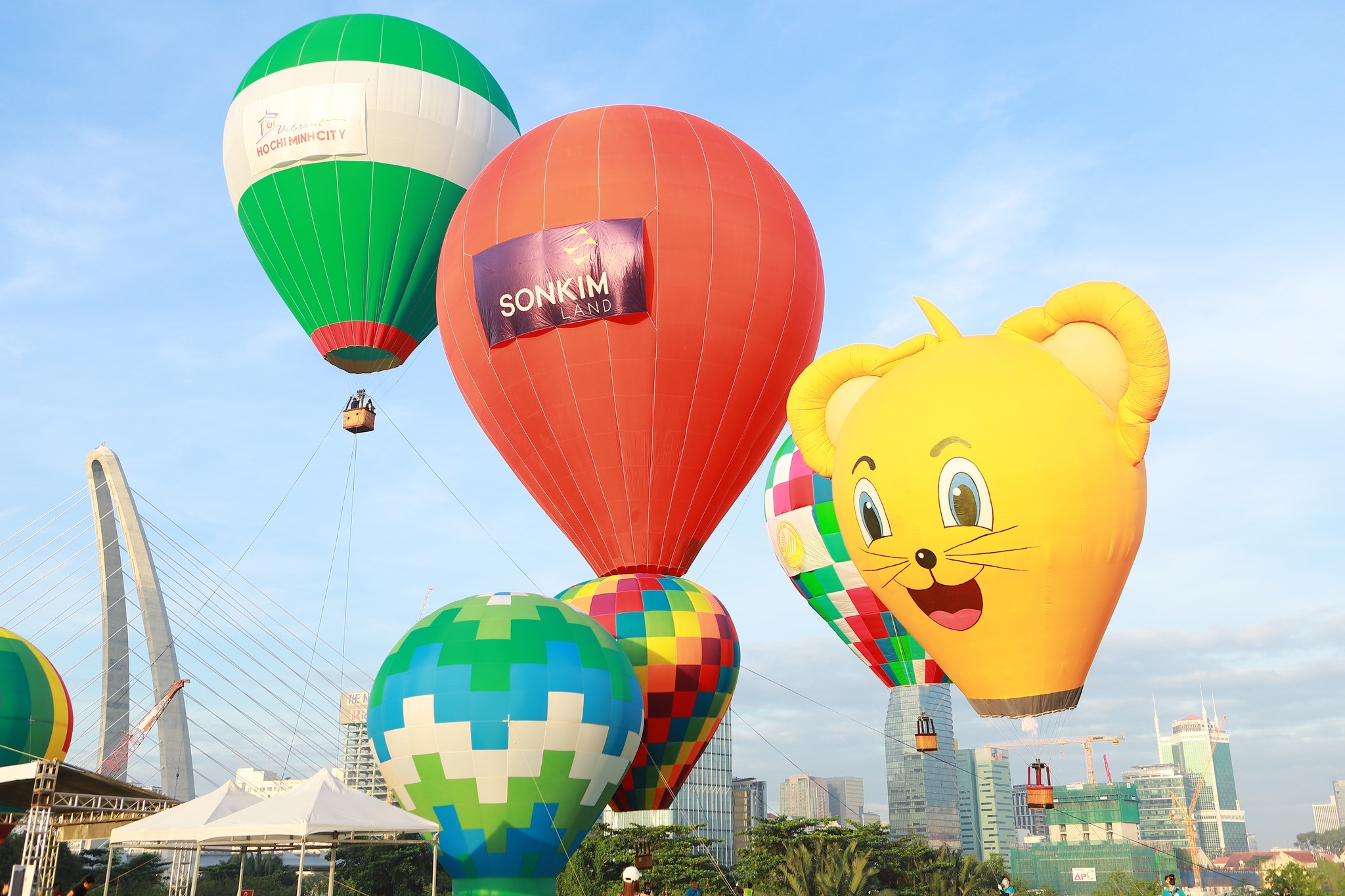 Khinh khí cầu rực rỡ trên bầu trời thành phố, lễ hội âm nhạc Hò Dô 'bùng nổ'