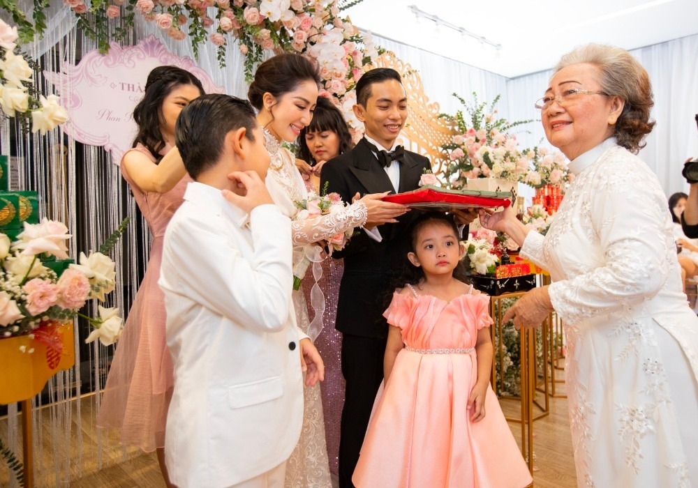 Khánh Thi rơi nước mắt xúc động khi được bà Phan Hiển tuyên bố danh phận sau 13 năm Khánh Thi rơi nước mắt xúc động khi được bà Phan Hiển tuyên bố 'danh phận' sau 13 năm