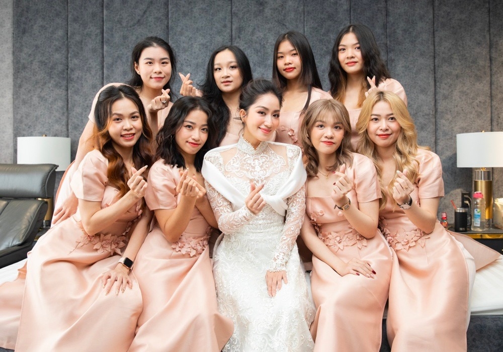 Không gian hôn lễ lãng mạn với 15.000 bông hoa hồng của Khánh Thi – Phan Hiển Không gian hôn lễ lãng mạn với 15.000 bông hoa hồng của Khánh Thi – Phan Hiển