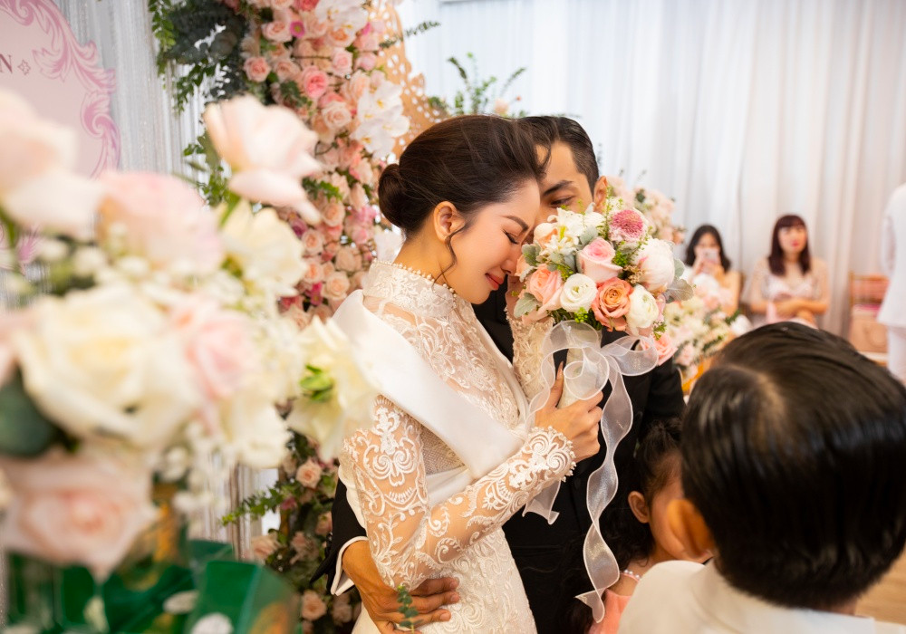 Khánh Thi rơi nước mắt xúc động khi được bà Phan Hiển tuyên bố 'danh phận' sau 13 năm