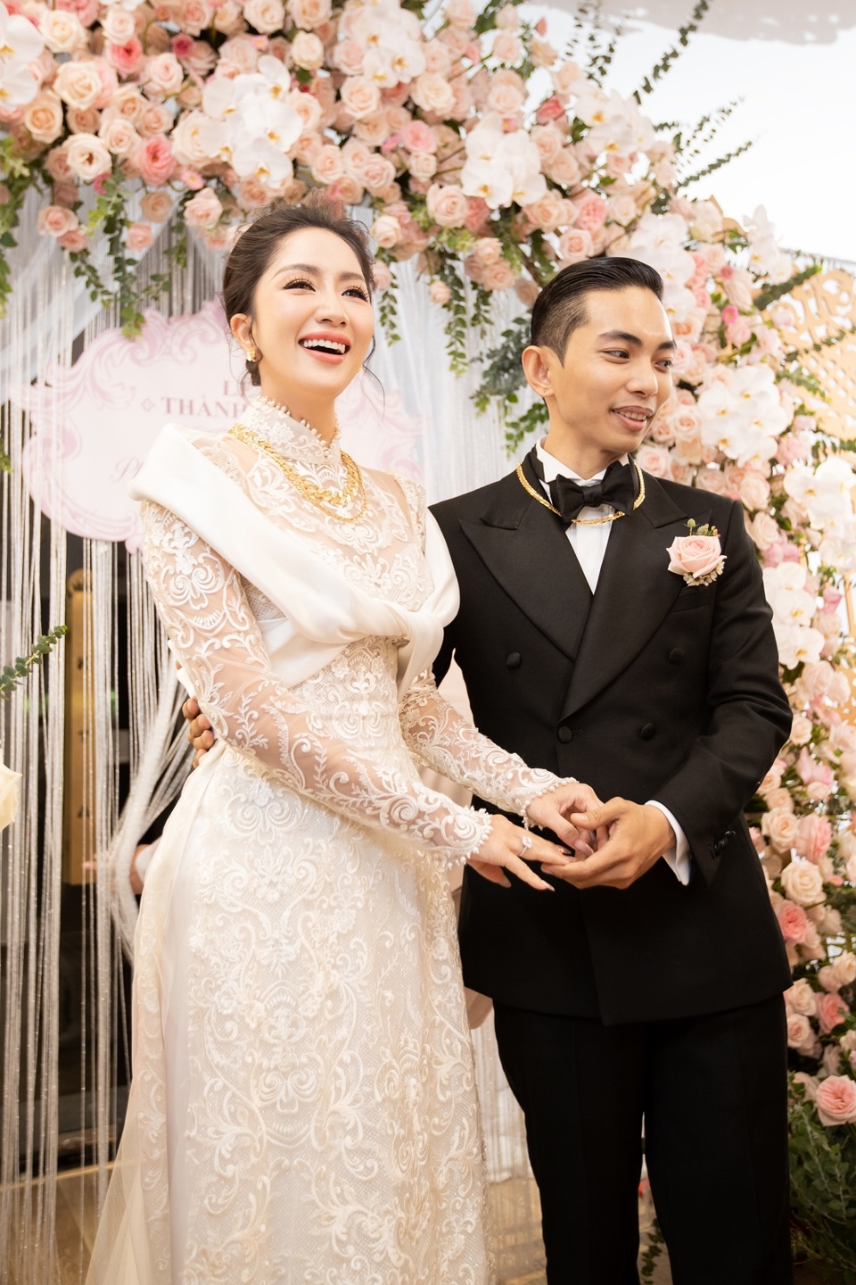 Khánh Thi rơi nước mắt xúc động khi được bà Phan Hiển tuyên bố 'danh phận' sau 13 năm