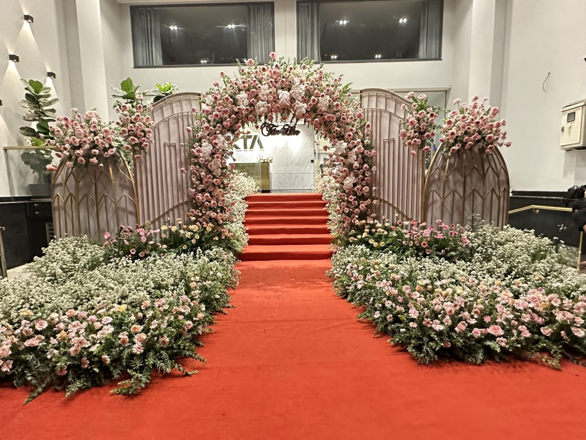 Không gian hôn lễ lãng mạn với 15.000 bông hoa hồng của Khánh Thi – Phan Hiển