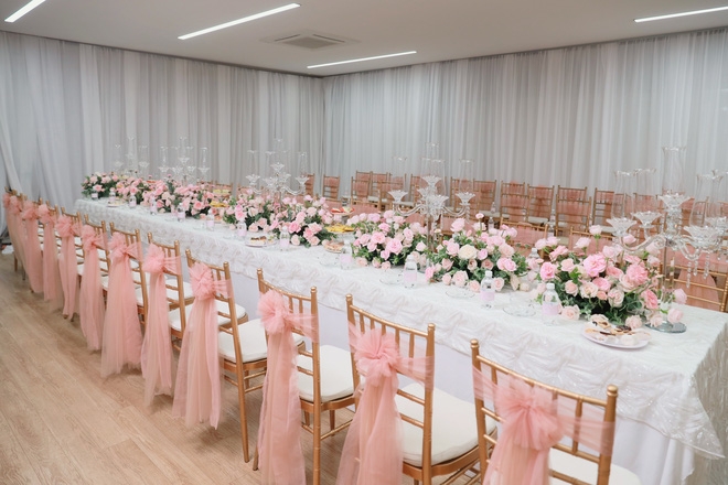 Không gian hôn lễ lãng mạn với 15.000 bông hoa hồng của Khánh Thi – Phan Hiển