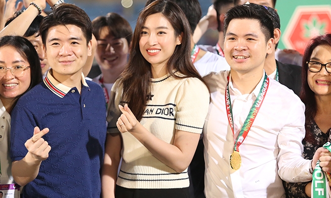 Ông xã Đỗ Mỹ Linh sắp sửa lấn sân showbiz, debut làm ca sĩ? Ông xã Đỗ Mỹ Linh sắp sửa 'lấn sân showbiz', debut làm ca sĩ?