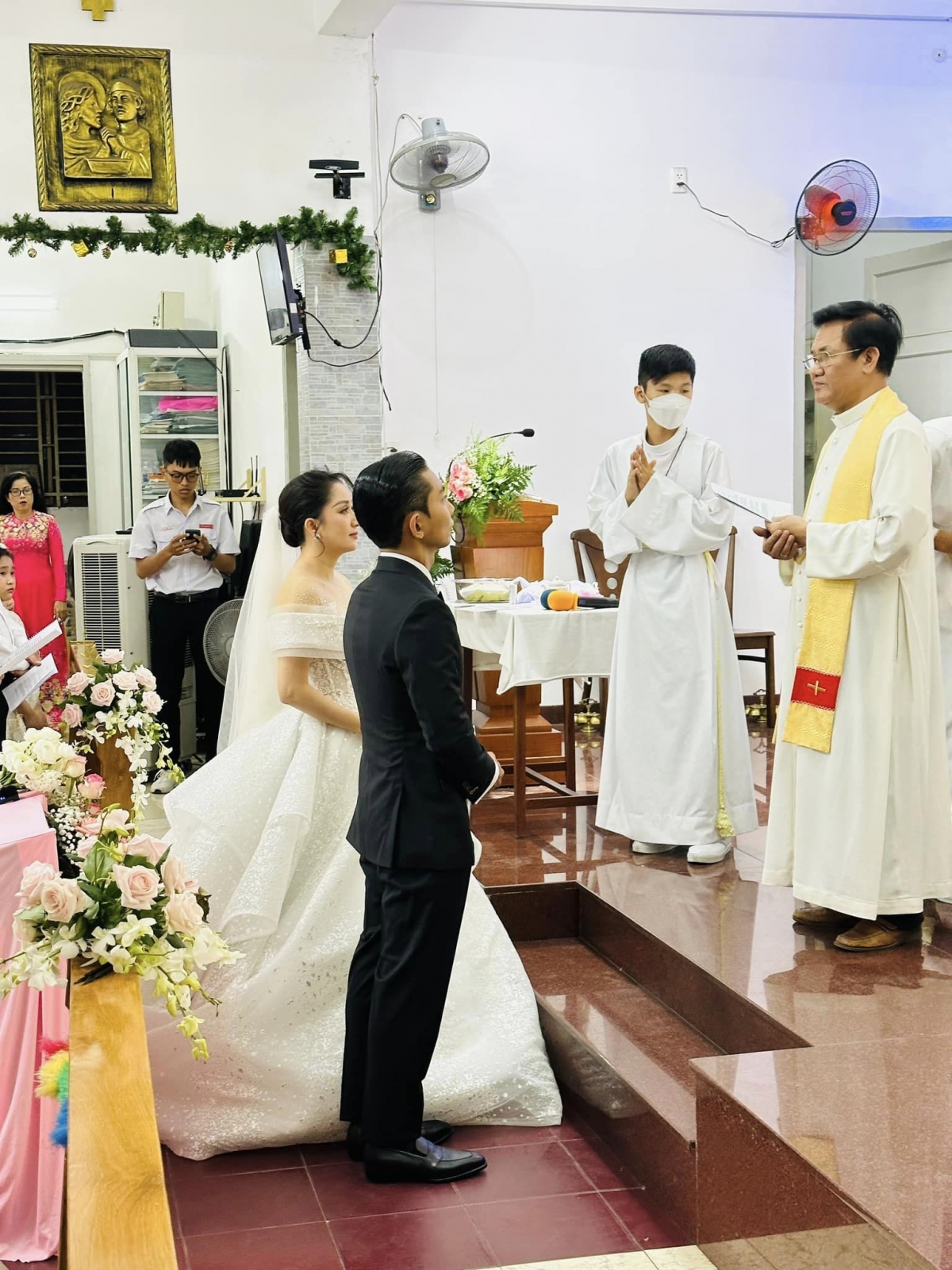 Cô dâu Khánh Thi hạnh phúc trong hôn lễ trang trọng tổ chức tại nhà thờ