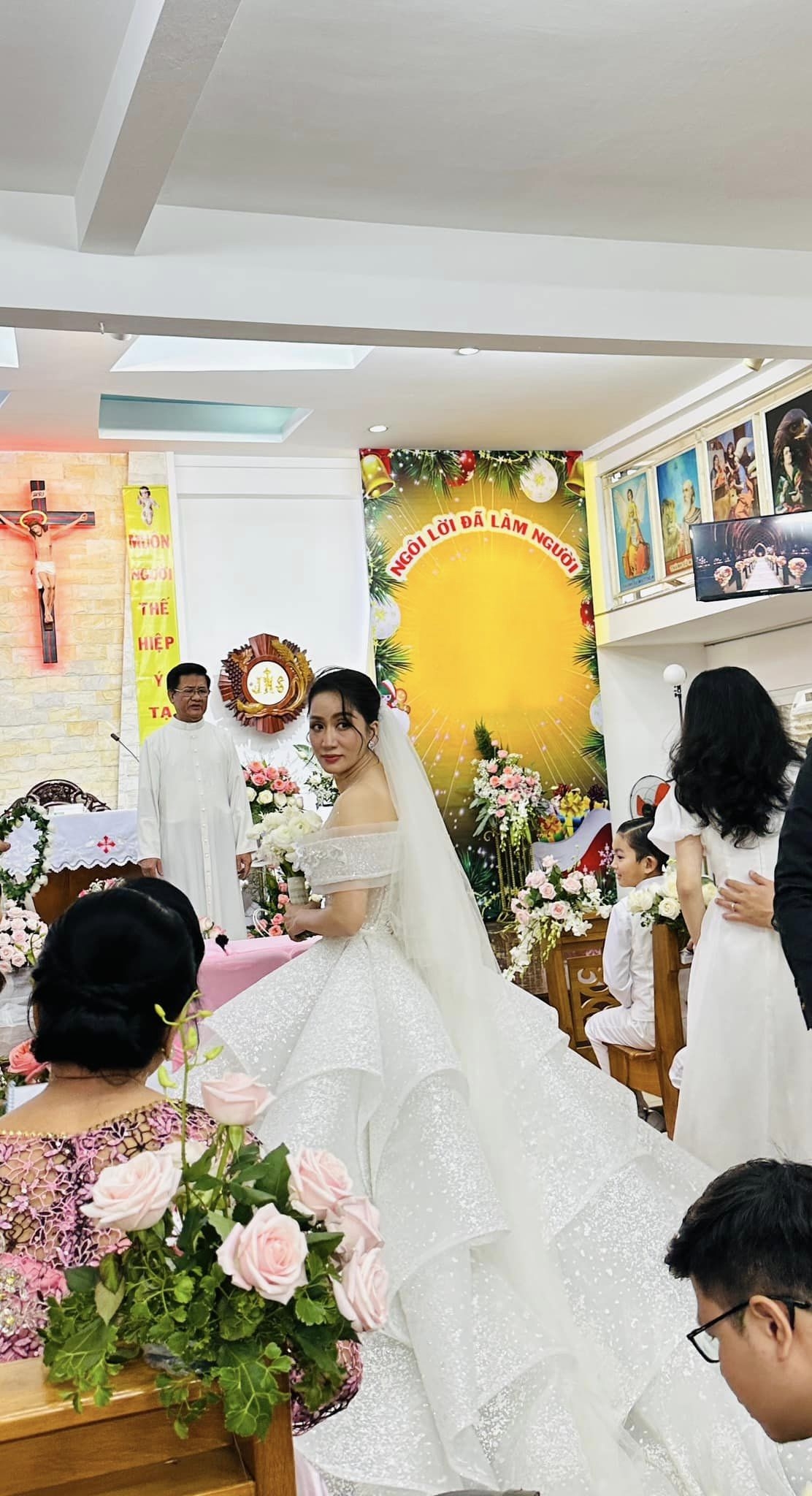 Cô dâu Khánh Thi hạnh phúc trong hôn lễ trang trọng tổ chức tại nhà thờ