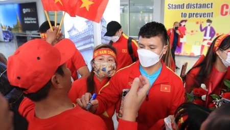 Quang Hải, Văn Hậu, HLV Park được người hâm mộ vây kín chào đón tại sân bay Lào