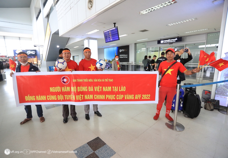 Quang Hải, Văn Hậu, HLV Park được người hâm mộ vây kín chào đón tại sân bay Lào