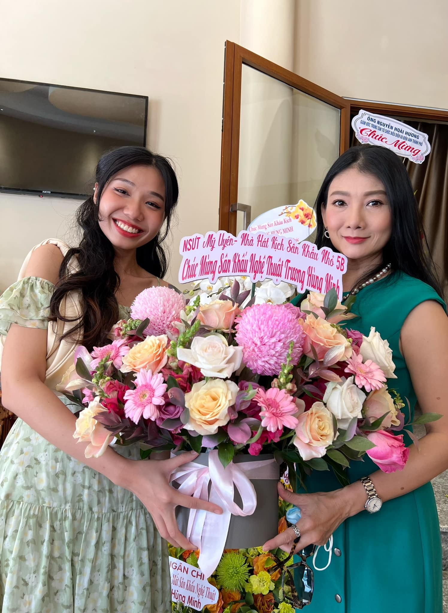 Nghệ sĩ Minh Nhí khai trương sân khấu, Việt Hương bật khóc vì được 'đền ơn' thầy Nghệ sĩ Minh Nhí khai trương sân khấu, Việt Hương bật khóc được đền ơn thầy