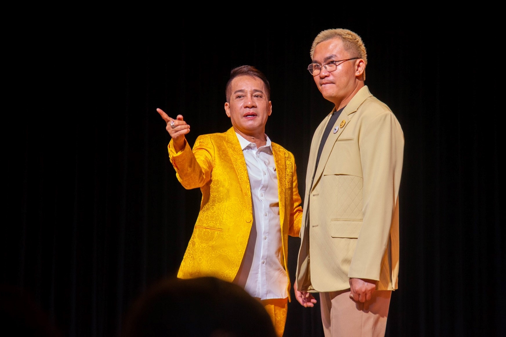 Nghệ sĩ Minh Nhí khai trương sân khấu, Việt Hương bật khóc được đền ơn thầy