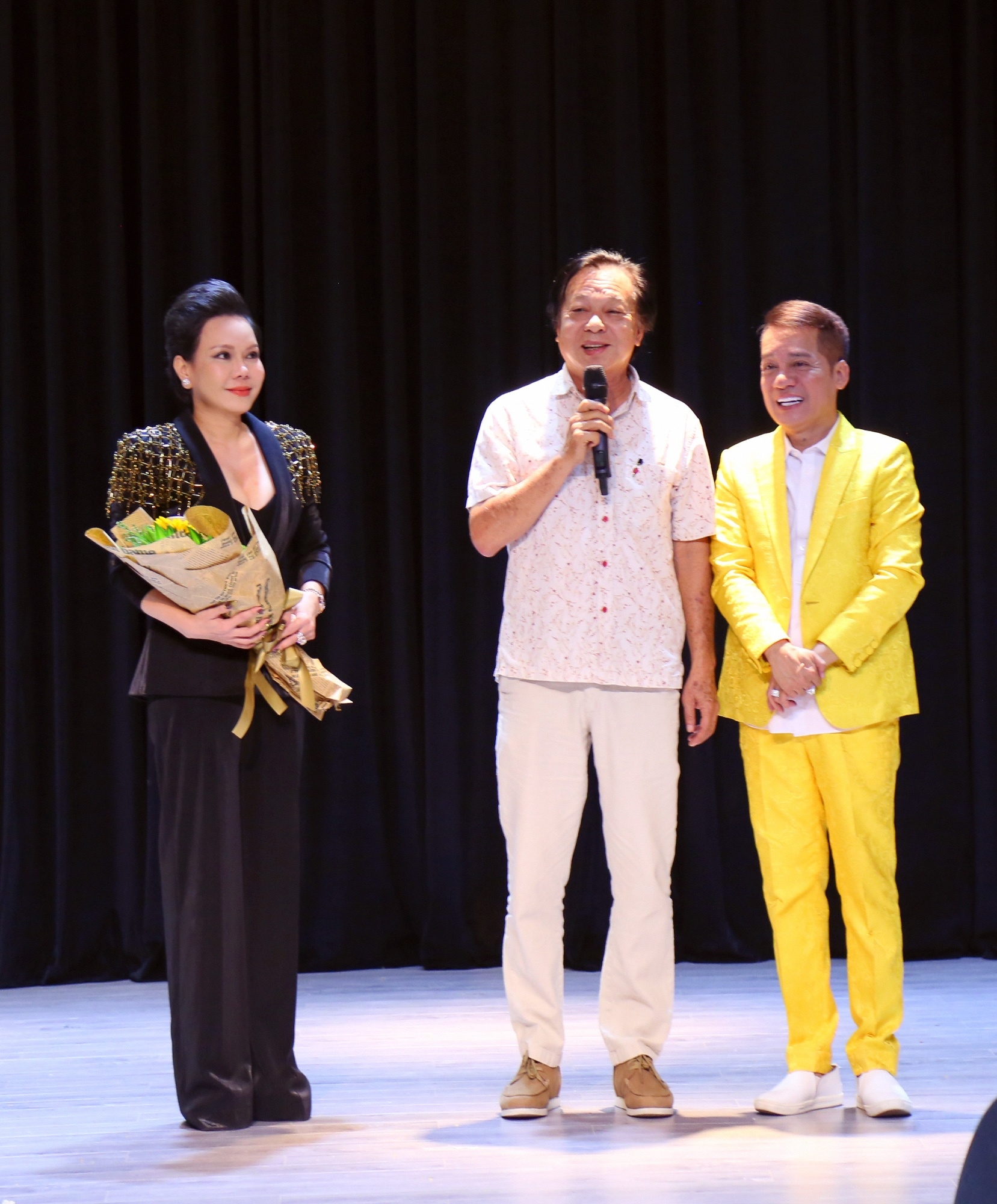 Nghệ sĩ Minh Nhí khai trương sân khấu, Việt Hương bật khóc được đền ơn thầy