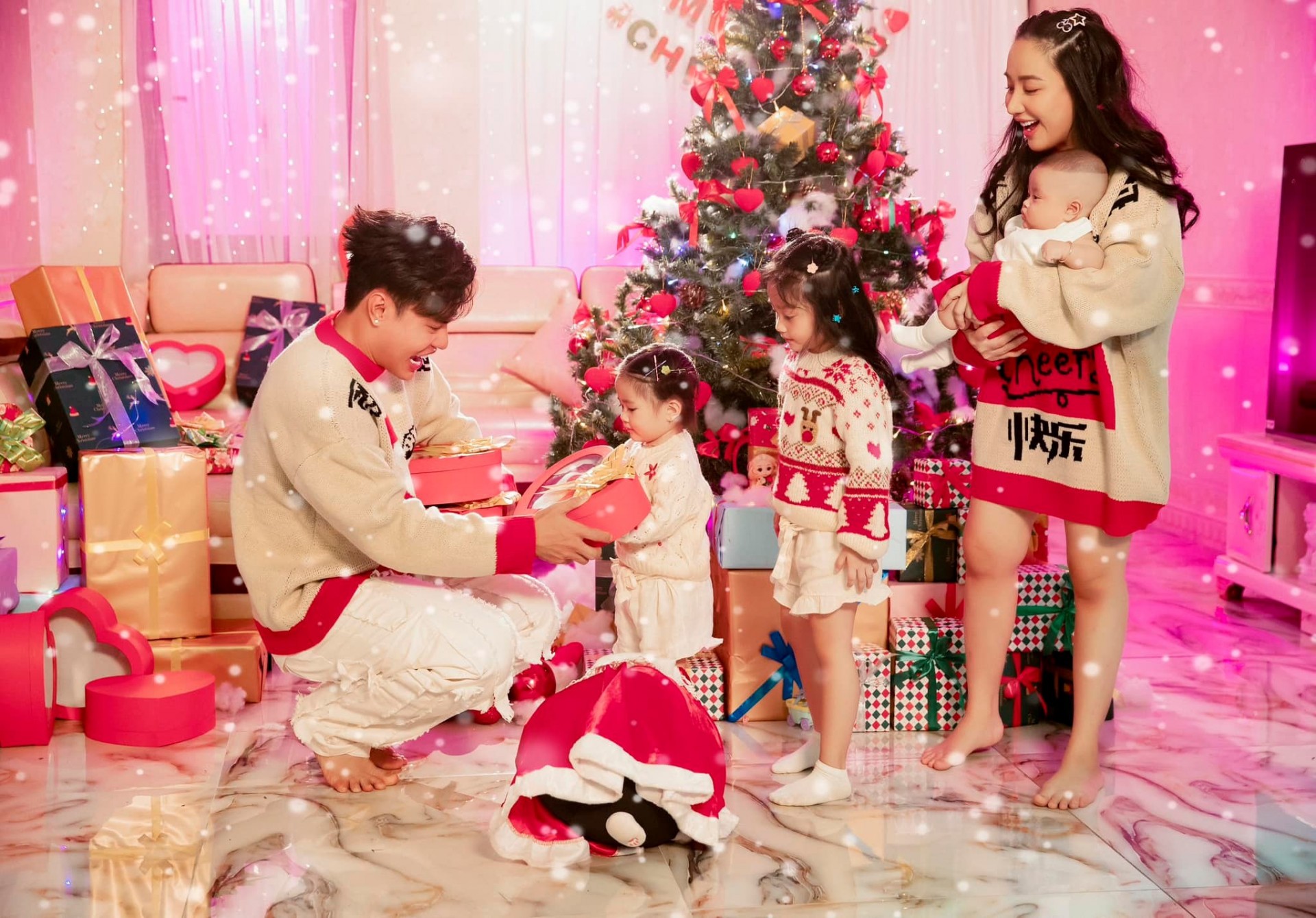Lê Dương Bảo Lâm tung ảnh Giáng sinh bên gia đình, phát hiện biểu cảm cực đáng yêu của quý tử