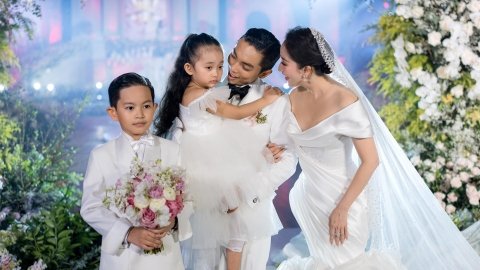 Gia đình Khánh Thi - Phan Hiển đón 'quà khủng' sau lễ cưới siêu lãng mạn