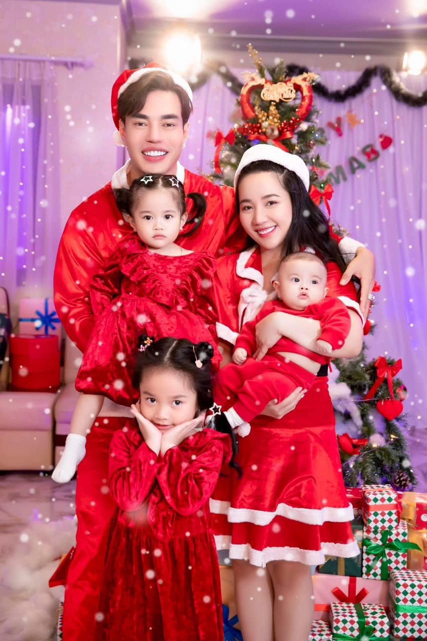 Netizen bật cười trước hình ảnh đi chơi Noel độc đáo của gia đình Lê Dương Bảo Lâm