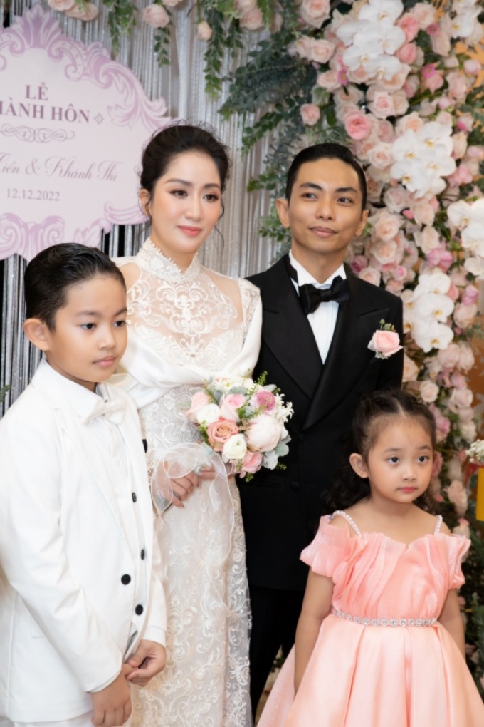 Phan Hiển giải thích lý do không thấy con gái Anna xuất hiện trong lễ cưới Phan Hiển giải đáp thắc mắc không thấy con gái Anna xuất hiện trong lễ cưới