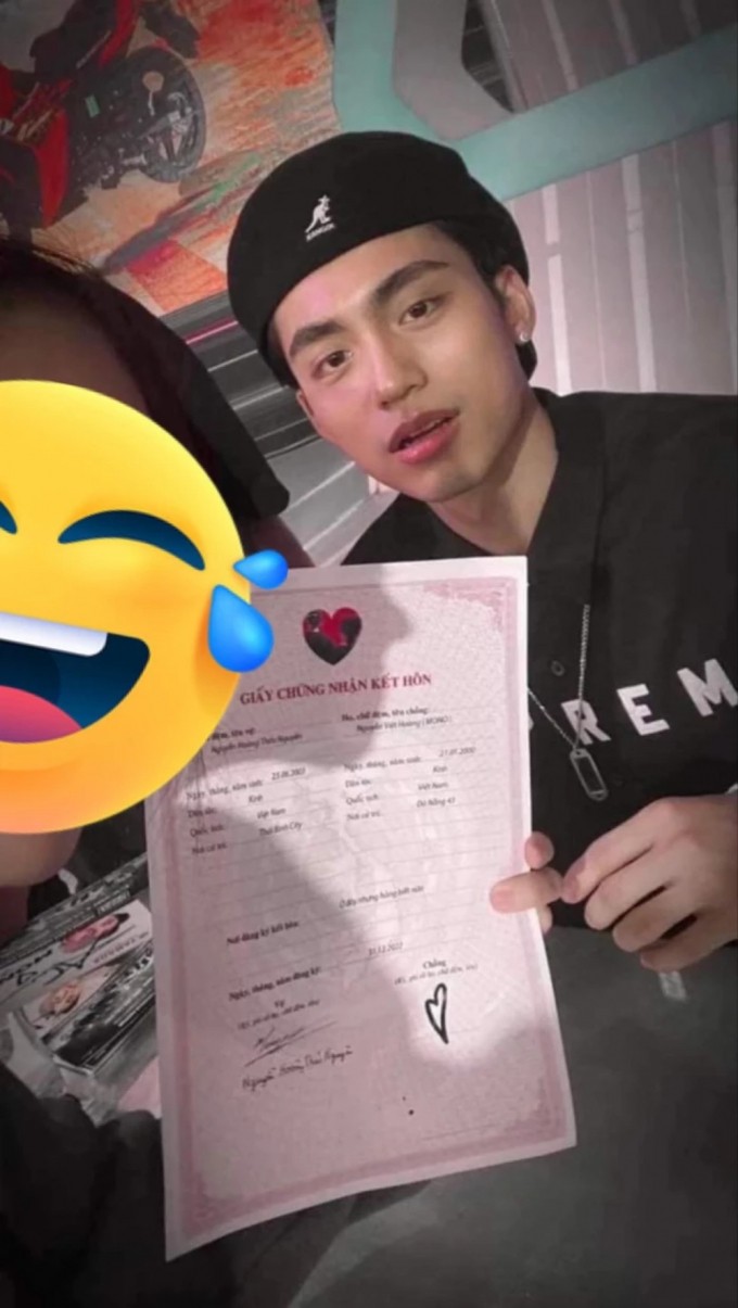 Fan xin chữ ký vào giấy kết hôn, MONO bối rối nhưng vẫn có hành động ‘cực tỉnh’ Fan xin chữ ký vào giấy kết hôn, MONO bối rối nhưng vẫn có hành động tỉnh táo