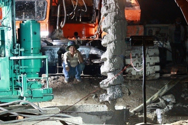 Bé trai 10 tuổi lọt vào trụ bê tông sau 35m đã tử vong Bé trai 10 tuổi lọt xuống ống cọc bê tông đã tử vong