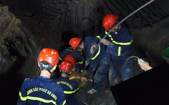 Bé trai 10 tuổi lọt vào trụ bê tông sau 35m đã tử vong Bé trai 10 tuổi lọt xuống ống cọc bê tông đã tử vong