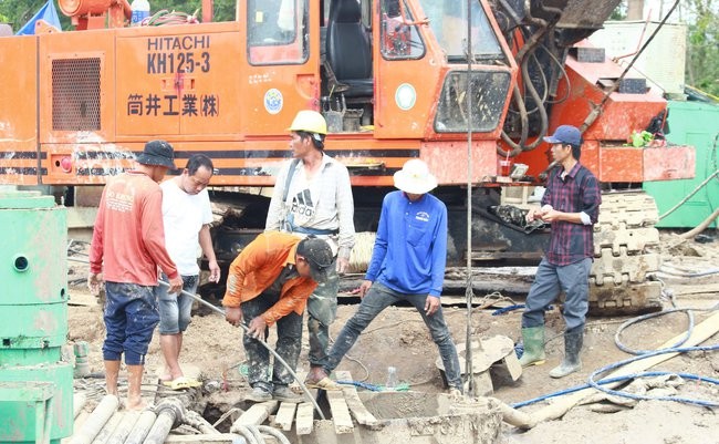 Bé trai 10 tuổi lọt vào trụ bê tông sau 35m đã tử vong Bé trai 10 tuổi lọt xuống ống cọc bê tông đã tử vong