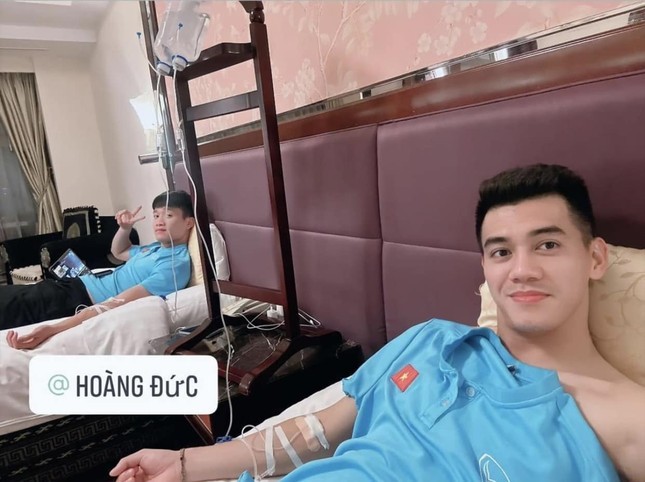 Tiền đạo số 1 Việt Nam phải truyền nước sau khi trở về từ Indonesia Tiền đạo số 1 của tuyển Việt Nam phải truyền nước sau khi trở về từ Indonesia