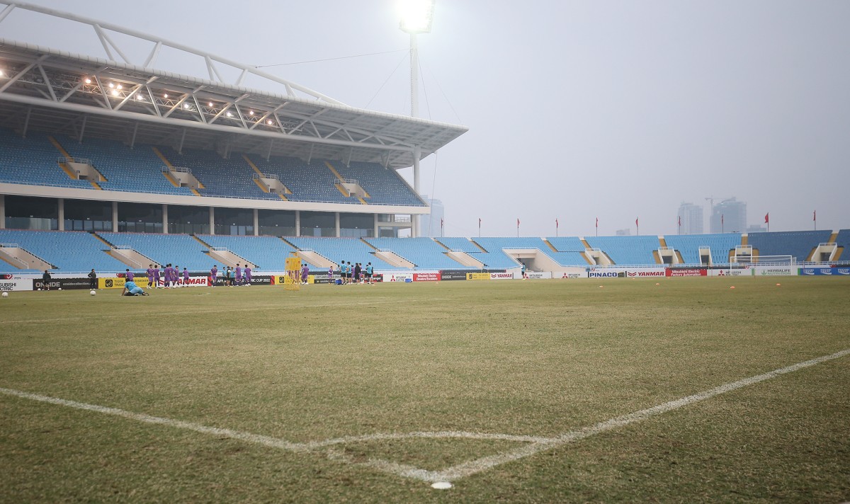 Chuyện ngọn cỏ sân Mỹ Đình còn 'nóng' hơn cả tuyển Việt Nam đá bán kết AFF Cup