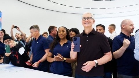iPhone vẫn bán tốt nhưng CEO Apple bị giảm lương gần 1000 tỷ đồng