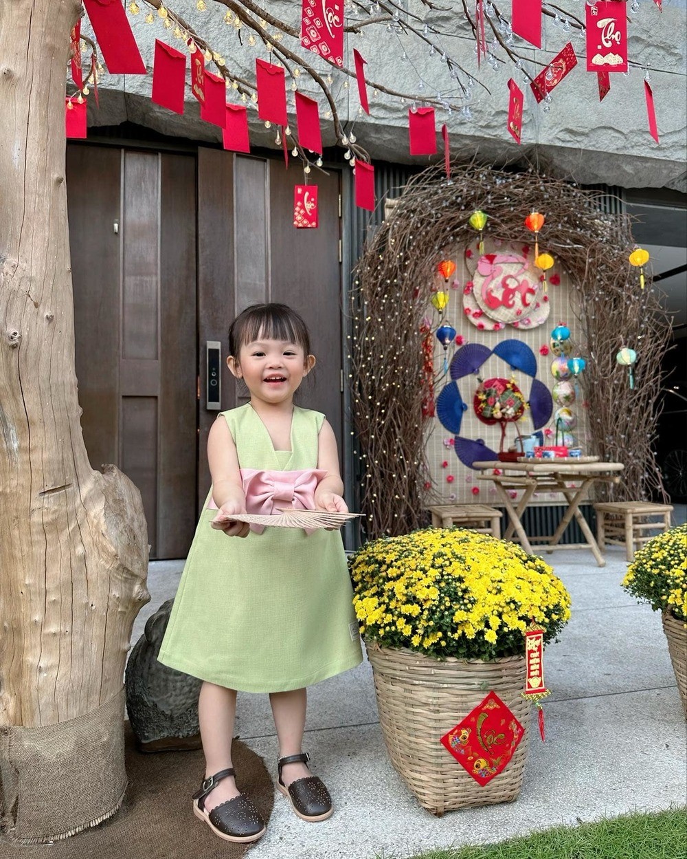 Vợ chồng Cường Đô La trang trí nhà đón Tết như chợ hoa, ái nữ thích ‘sống ảo’
