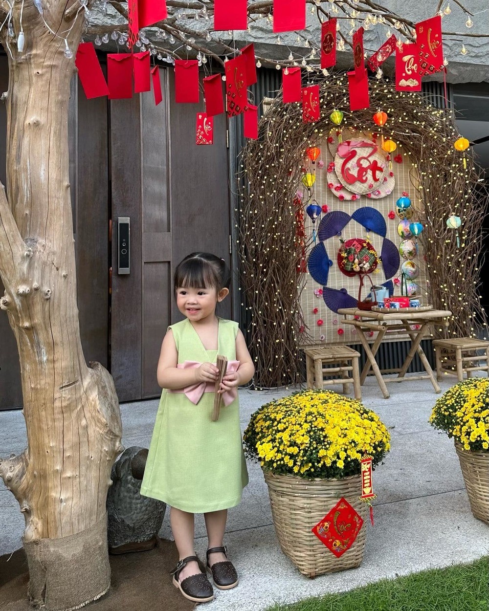 Vợ chồng Cường Đô La trang trí Tết như chợ hoa, ái nữ thoải mái ‘sống ảo’ Vợ chồng Cường Đô La trang trí nhà đón Tết như chợ hoa, ái nữ thích ‘sống ảo’