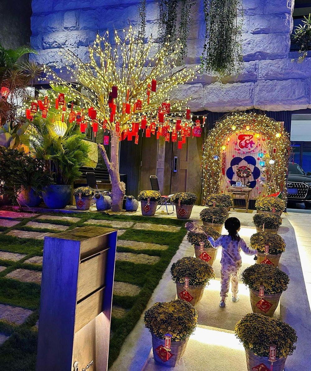 Vợ chồng Cường Đô La trang trí Tết như chợ hoa, ái nữ thoải mái ‘sống ảo’ Vợ chồng Cường Đô La trang trí nhà đón Tết như chợ hoa, ái nữ thích ‘sống ảo’