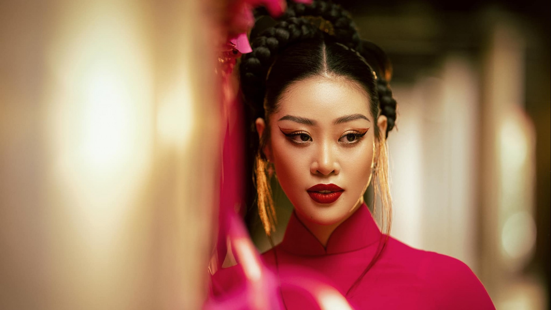 Hoa hậu Khánh Vân chúc Tết khán giả bằng bộ ảnh áo dài rực rỡ