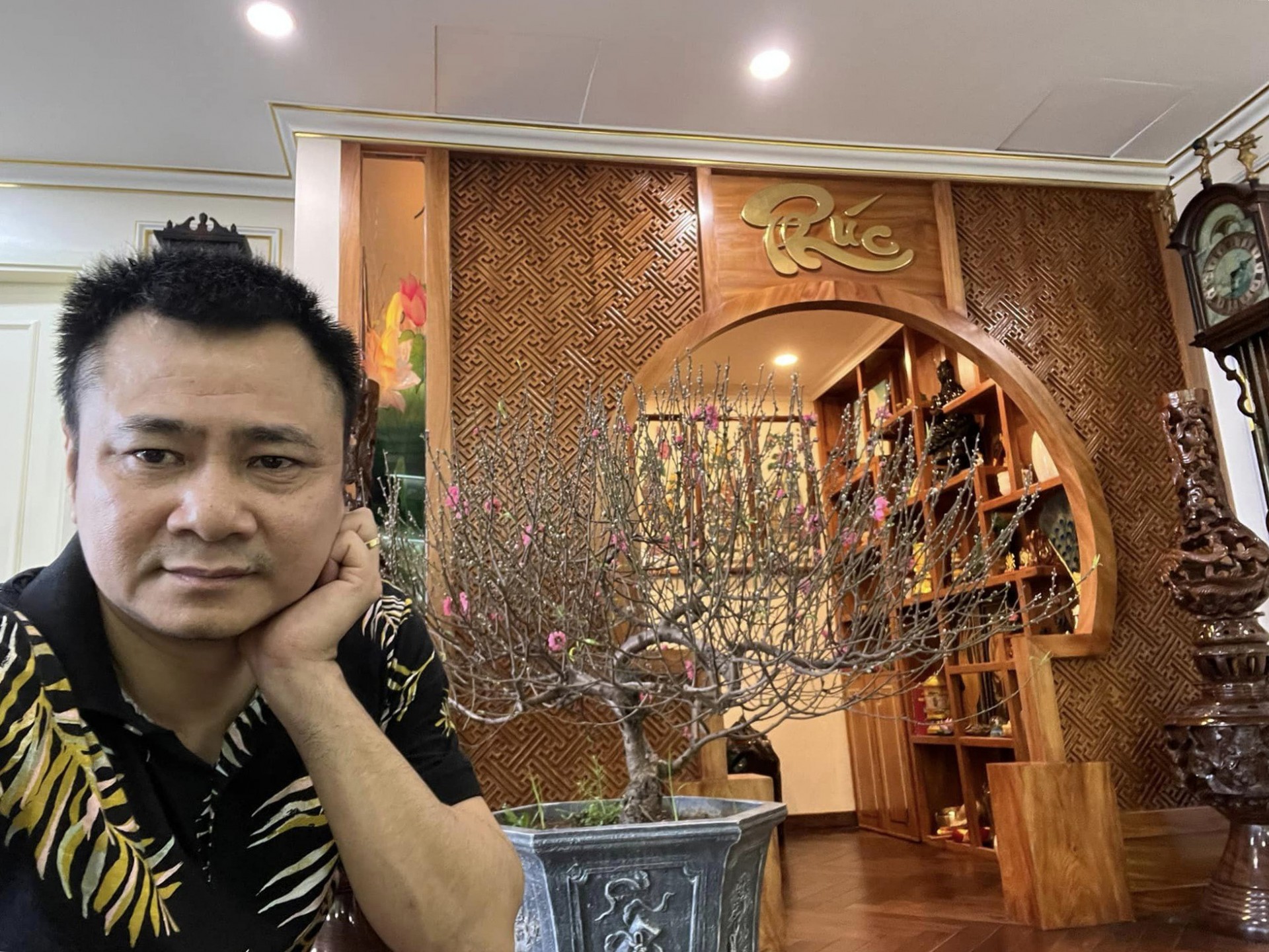 Loạt sao Việt trang hoàng mai, đào cỡ ‘khủng’ trang trí nhà đón Tết Quý Mão